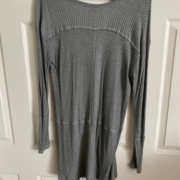 FUN & FLATTERING FREE PEOPLE top! Like NEW💃 - Picture 4 of 8